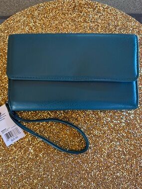 Emerald NWT Ainsley Wristlet Clutch, Snap and Zipper closure. Lots of card slots